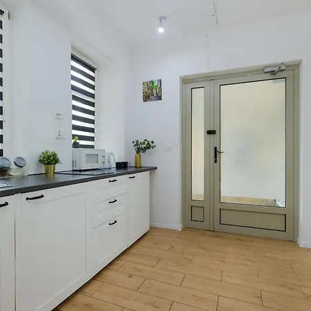Stadion Narodowy Mini Studio: Metro-adjacent Apartment *